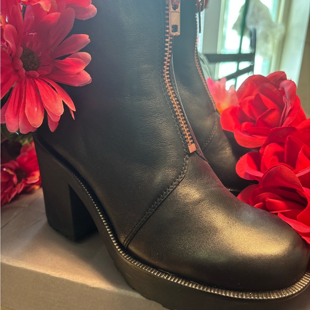Vagabond Elegant Black Leather Zip up Ankle Boots